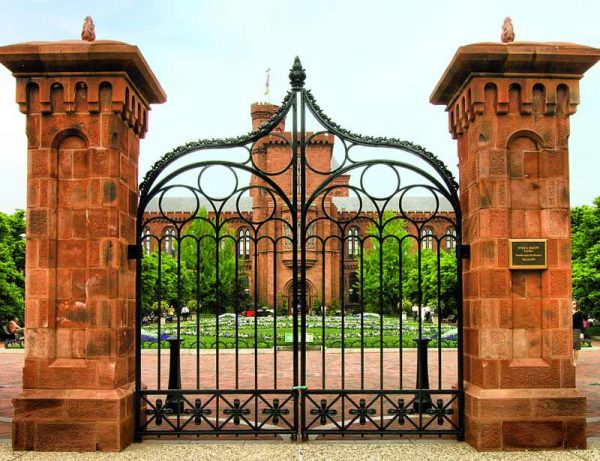 Entry Gate - Smithsonian Castle 19th Century USA - 1980CGT